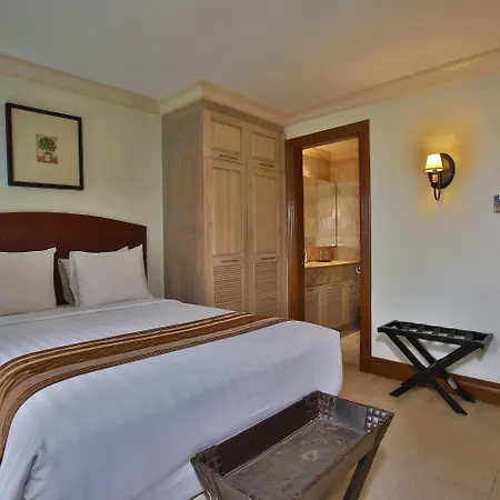 Crown Regency Suites Mactan Lapu-Lapu City Exterior photo